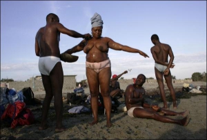 Гаитяне готовятся к магическому ритуалу вуду. Они верят, что с помощью молитв и танцев вынуждают богов подчиняться