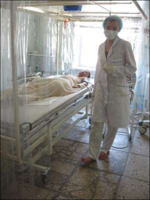 Медсестра Любовь Дреля, 24 года, возле 12-летнего школьника Андрея Карпенко, который находится без сознания. Парень лежит в изоляторе шоковой реанимации, куда кладут людей с самыми тяжелыми ожогами