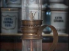Современная копия керосиновой лампы 1853 года из львовской аптеки-музея. Более привычный вид приобрела после нескольких усовершенствований и начала серийного производства