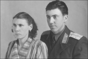 Подружжя Тимофій та Ніна Негольшови фотографуються в травні 1952-го у фотоательє в місті Прилуки Чернігівської області. За 15 років вони розлучилися