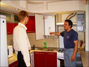 Полтавец Павел Иващенко (справа) показывает кухню в своей двухкомнатной квартире по переулку Интернациональному, 19 в Полтаве агенту по недвижимости Анатолию Склярову. Квартиру будут сдавать посуточно за 200 долларов. В ней сделан евроремонт