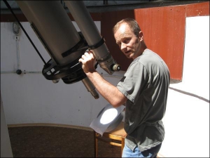 Работник Полтавской гравиметрической обсерватории Николай Тищук возле телескопа. Через него он сегодня будет наблюдать солнечное затмение
