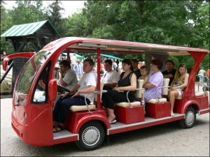 Електромобіль перевозить туристів в уманській ”Софіївці” на Черкащині з 21 липня 2008 року