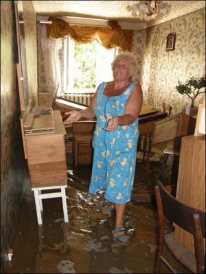 Виктория Вихристюк из Ямполя Винницкой области показывает спальню в своем доме по улице Молодежной. Вода в комнате поднялась почти по пояс
