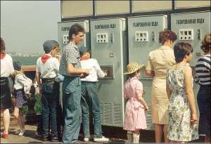 В 1970–1980-х автоматы с газировкой стояли во всех городах Советского Союза. Цена везде была одинаковой: за монету в 3 копейки автомат давал воду с сиропом, за копейку — без. Автоматы оборудованы специальными мойками: одноразовых стаканчиков тогда не было