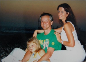 Співак Іван Мацялко із дружиною Валентиною та донькою Ганною щоліта відпочивали на курортах у Туреччині. Фото 2005 року
