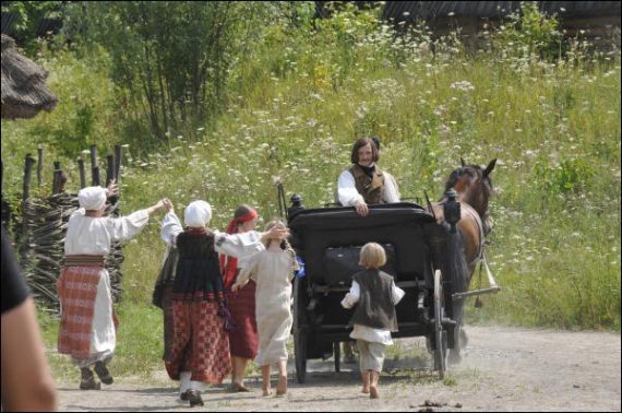 Сцену приїзду Гоголя в рідне село перезнімали кілька разів. Наталія Бондарчук довго не могла вирішити, скільки людей має бігти за каретою. Врешті двох жінок з кадру прибрали, залишили тільки дітей