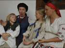Дети украинской актрисы Анны Левченко — Серафима и Саша (крайние справа и слева) играют крестьянских детей