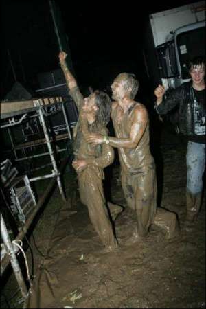 В последний день фестиваля ”Славское рок-фест” некоторые гости танцевали под сценой с головы до ног в грязи