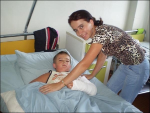9-летний Дмитрий Постников впервые стал на ролики, упал и сломал левую руку. За сыном в травматологии Тернопольской областной детской больницы ухаживает мать Ольга Постникова