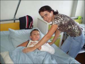 9-летний Дмитрий Постников впервые стал на ролики, упал и сломал левую руку. За сыном в травматологии Тернопольской областной детской больницы ухаживает мать Ольга Постникова