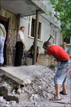 Рабочие жэка разбирают завалы после взрыва возле жилого дома в Запорожье, 30 июля 2008 года