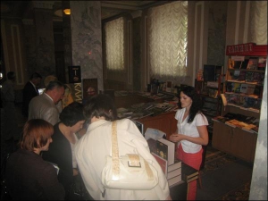 Через гарний попит у книжковий магазин Верховної Ради майже щодня завозять поповнення