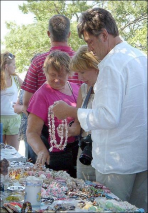 Президент Виктор Ющенко с женой Екатериной выбирают ожерелье из ракушек в крымском городе Керчь 1 августа 2008 года