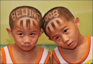 В Пекине прошел конкурс на определение самой лучшей прически к Олимпиаде-2008. Победили два близнеца из Пекина