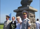 Днепропетровская пара приехала сфотографироваться возле памятника Ивану Сирко