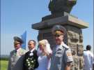 Днепропетровская пара приехала сфотографироваться возле памятника Ивану Сирко