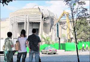 Во вторник после обеда киевляне наблюдают за снесением здания на улице Институтской, 3
