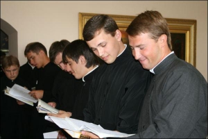 Абітурієнти Київської духовної семінарії в коридорі готуються до вступного іспиту