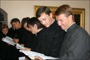 Абитуриенты Киевской духовной семинарии в коридоре готовятся к вступительному экзамену
