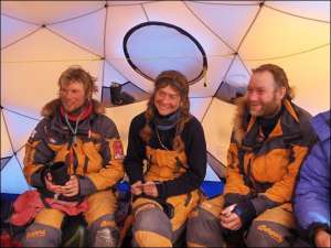 33-річна Сесилія Скуг (у центрі) із чоловіком Ральфом Бае (ліворуч) підкорили найвищі точки планети. На очах дружини Ральфа накрила лавина на підступах до К2