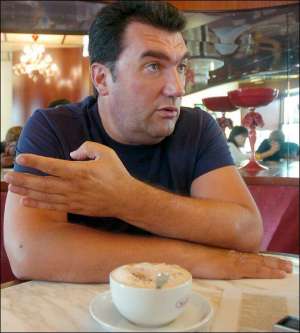 Бывший нардеп Алексей Данилов во время разговора в столичном кафе ”Калина” пил капучино