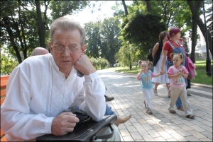 Сергій Хітун відпочиває у Маріїнському парку в Києві. 1998-го в нього відмовили нирки. Про те, що у чоловіка ще й хвора печінка, свідчить жовтуватий відтінок білків очей