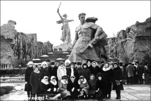 Алла Кайдаш, третя зліва у другому ряду, на Мамаєвому Кургані у місті Волгограді в лютому 1985 року