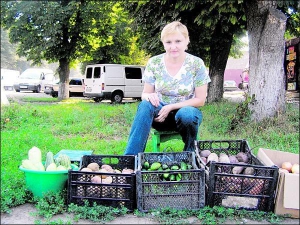 Прежняя учительница Сухиновской школы Кобеляцкого района, которую закрыли в позапрошлом году, Наталия Таранушич на стихийном рынке в райцентре продает овощи из собственного огорода. Этим она зарабатывает на жизнь