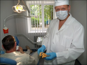 Врач частной клиники Алексей Галастионов делает заготовку для изготовления зубного протеза пациенту.