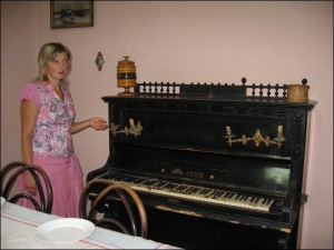 Директор музею Світлана Булашова біля піаніно Миколи Леонтовича. У 2005 році з музею вкрали 18 предметів. Серед викраденого — бронзова  попільничка 1632 року