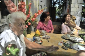 Рада Лысенко (на фото слева) вместе с невесткой Тамарой и дочкой Наталией отдыхают у входа на дачу на Русановских садах. Они живут там с июня по октябрь