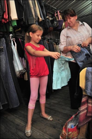 На столичный рынок ношеной одежды ”Шулявка” киевлянка Юлия Фролова пришла с бабушкой. Она примеряет хлопковую юбку испанского бренда ”Зара” за 4 гривни. В фирменном магазине на Крещатике вещь стоила бы по меньшей мере 80 гривен