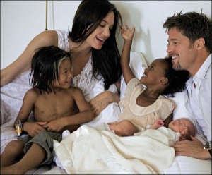 Американские актеры Анджелина Джоли и Бред Питт играются с детьми Паксом, Захарой и младенцами Ноксом Леоном и Вивьен Марчелиной