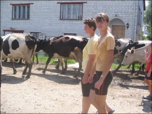 Мария Коваль с дочерью Марусей гонят коров на пастбище за селом Горным Николаевского района на Львовщине