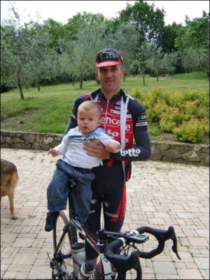 Ярослав Попович с полуторагодовалым сыном Джейсоном в итальянском городке Кваратто, где он живет. Из Италии в Пекин велосипедист добирался 18 часов