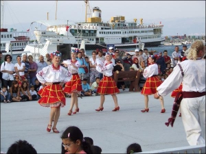 Ансамбль ”Вінничанка” на міжнародному фестивалі у турецькому місті Бурса на березі Мармурового моря виконує танець ”Хуторянські забави”. За сценарієм усі дівчата мали перетанцювати з одним стомленим хлопцем