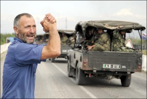 У п’ятницю, 8 серпня, житель Південної Осетії вітає грузинські війська, що наступають на столицю автономії Цхінвалі. Урядова армія контролює більшу частину бунтівної території 