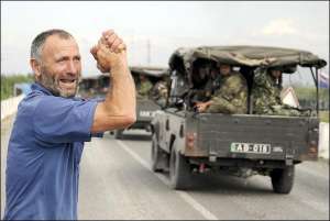 В пятницу, 8 августа, житель Южной Осетии поздравляет грузинские войска, которые наступают на столицу автономии Цхинвали. Правительственная армия контролирует большую часть мятежной территории