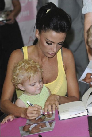 Британская модель Кэти Прайс с дочерью Принцес Тиаами подписывает свою книжку для детей
