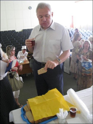 Перед сдачей крови губернатор Полтавщины Валерий Асадчев съел кусок белого хлеба и выпил горячий чай. Натощак кровь сдавать нежелательно. Завтрак нужен для поддержки организма