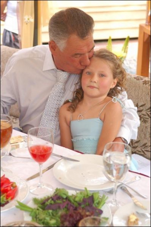Колишній мер столиці Олександр Омельченко зі своєю 9-річною онукою Лізою. Вона народилася в той самий день, що й дідусь