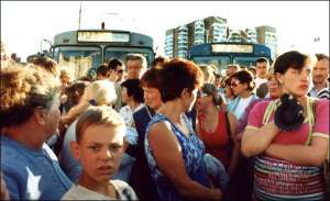 Вінничани блокують тролейбуси на привокзальній площі 7 серпня. Через зупинку руху міське трамвайно-тролейбусне управління втратило 7 тисяч гривень