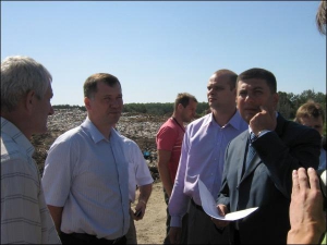 На Стадницькому полігоні 31-річний Максим Мартинюк (другий зліва) запевняє Володимира Гройсмана (праворуч), що показники води зі свердловини відповідають вимогам ”питна вода”