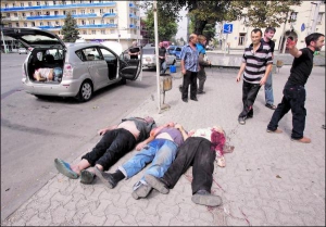 Грузины проходят мимо соотечественников, убитых во время российских бомбардировок города Гори