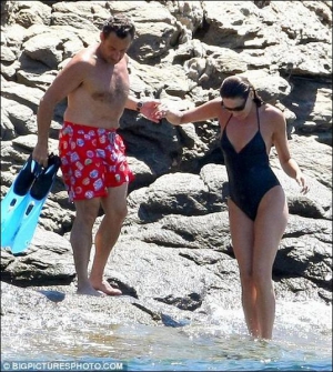 Президент Франции Николя Саркози запрещает жене Карле Бруни надевать открытый купальник
