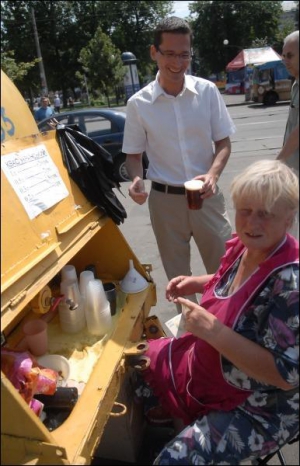 Громадянин Канади Роман Татарський купує квас на Контрактовій площі у Києві. Продавець Марія не бере з іноземця грошей