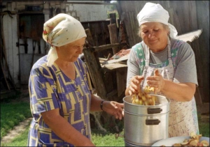 Раиса Нестеренко из села Староселье  Городищенского району Черкасской области (слева) с соседкой Уляной Марченко готовят сок из яблок. Советская соковарка служит женщине свыше 20 лет