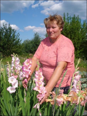 Черкащанка Анна Кадуха вісім років вирощує гладіолуси. 12 сортів квітів цвітуть із липня до початку осені