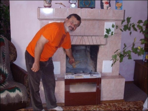 Федор Кополовец из села Бабичевка Глобинского района рассказывает, что проект камина делал под интерьер дома. Камин расположен в центре комнаты. Это европейский стиль, потому что большинство построены из камня в углу комнаты